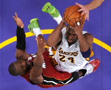 九游平台-韦德谈科比离世：我在进入联盟后一直追赶着他 渴望得到他的尊重